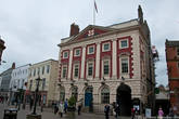 Здесь же на площади стоит красный Mansion House, 1732г. Ныне это официальная резиденция лорда-мэра Йорка, а также музей.