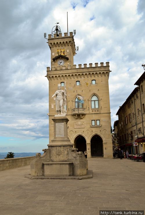 Правительственный дворец, и статуя свободы на одноименной площади. Сан-Марино, Сан-Марино
