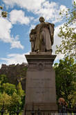Рядом есть несколько памятников.
Thomas Guthrie – шотландский филантроп XIXв. Памятник поставлен в 1910г.