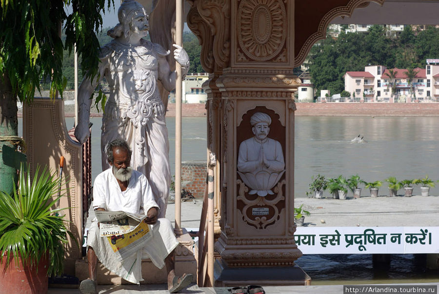 Церемония Ганга Аарти, горы, река, люди... Ришикеш, Индия