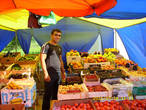 Абориген. Зовут Ширван. Часто разговаривала с ним и покупала фрукты. Сам из Армении, но каждый день здесь торгует фруктами и овощами