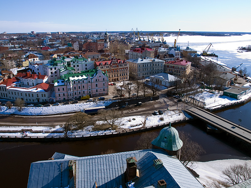 Панорама с замковой башни Св. Олафа – справа видны мост и порт. Выборг, Россия