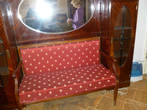Один из диванов подарила музею Ирина Емельянова, дочка Ольги Ивинской.Кажется, этот