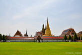 А вот и сам Ват Пхра Кео. Безусловно это самое посещаемое туристами место в Бангкоке. На его территории находятся и Храм Изумрудного Будды, и Большой Королевский Дворец, и огромное количество маленьких храмов, ватов, ступ, статуй, и всего прочего, обильно украшенного кусочками зеркал, позолотой, и всевозможными красками, великолепия.