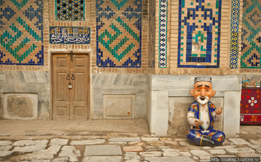 То ли скульптура, то ли игрушка — не понятно Самарканд, Узбекистан