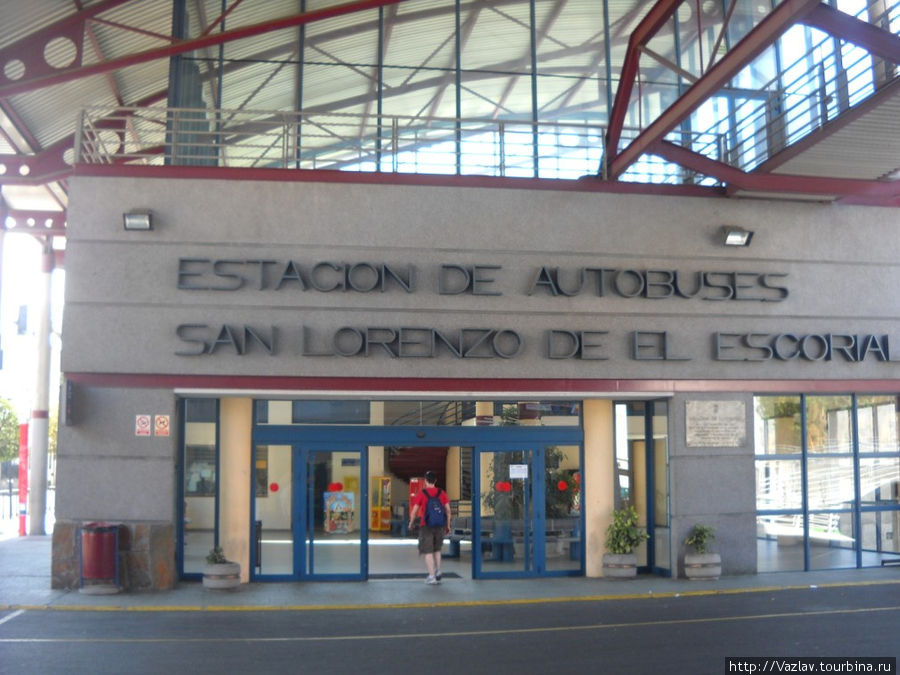 Левый корпус автовокзала с кассами и залом ожидания Сан-Лоренсо-де-Эль-Эскориал, Испания