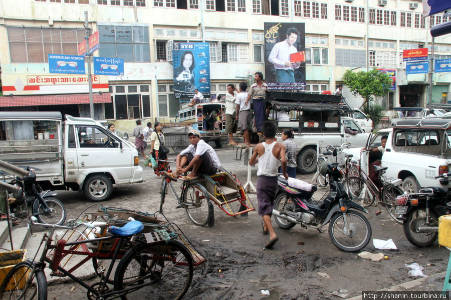 Это Главная улица города. Но так запружена людьми, что по ней толком и не проедешь Мандалай, Мьянма