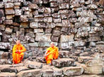 Нередко на разрушенных храмах можно увидеть монахов, сидящих под палящим солнцем в раздумьях о вечном...