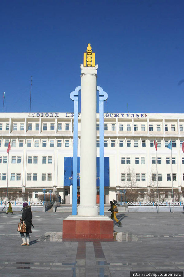 Центральный столб на центральной площади Арвайхэр, Монголия