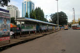 Автобусная остановка на центральной площади Янгона у пагоды Суле