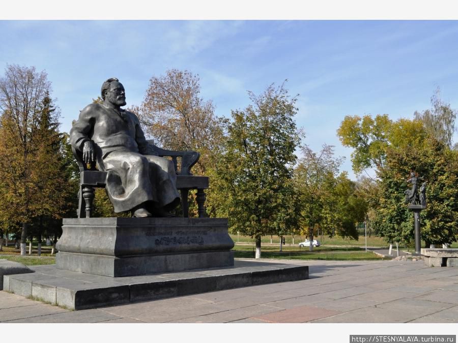 Памятник Н.С.Лескову ,открытый 11 июня 1981 году на площади Карла Маркса Орёл, Россия