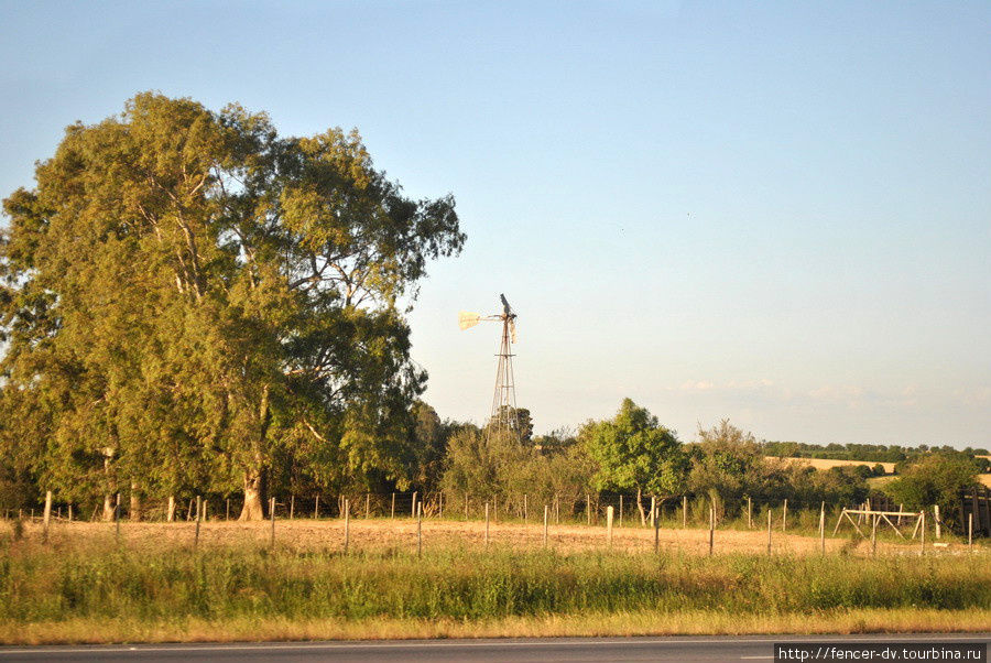 Традиционный для Южной Америки ветряк Колония-дель-Сакраменто, Уругвай