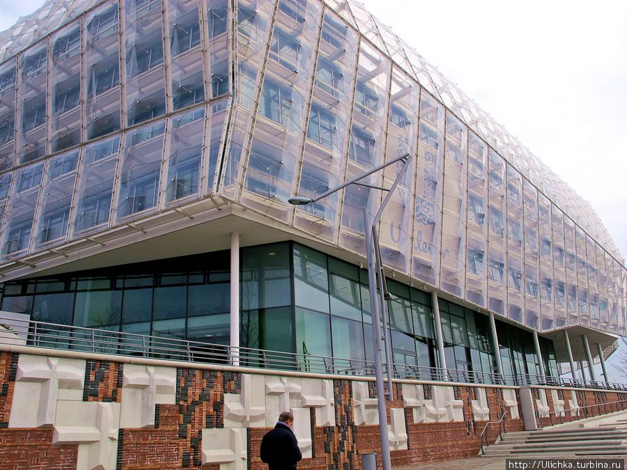 Чуть ниже будут снимки этого странного здания изнутри, там рестораны,кафе и офисы Чуть ниже будут снимки этого странного здания изнутри, там рестораны,кафе и офисы