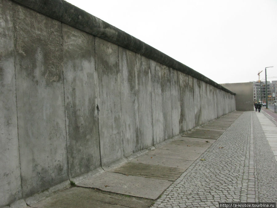 Так выглядела Берлинская стена (это оставили небольшой кусочек) Берлин, Германия