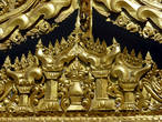 Янгон. Украшения карнизов и фронтонов в бирманских храмах.