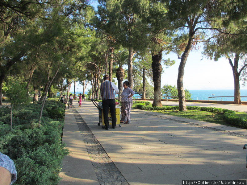 В парке Анталии в последнюю субботу мая Анталия, Турция В парке Анталии в последнюю субботу мая Анталия, Турция