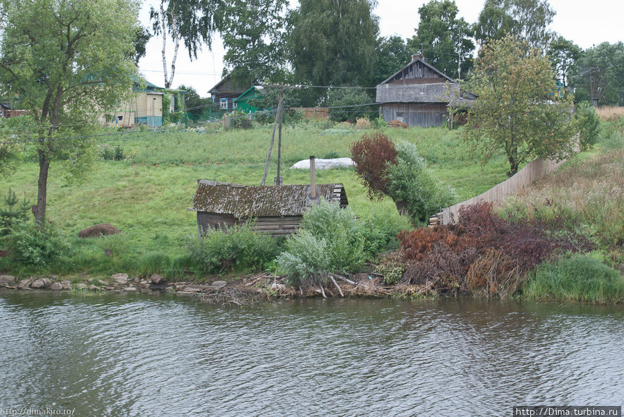 Баня у реки в тихой деревеньке на дороге вдоль Рыбинского водохранилища Россия