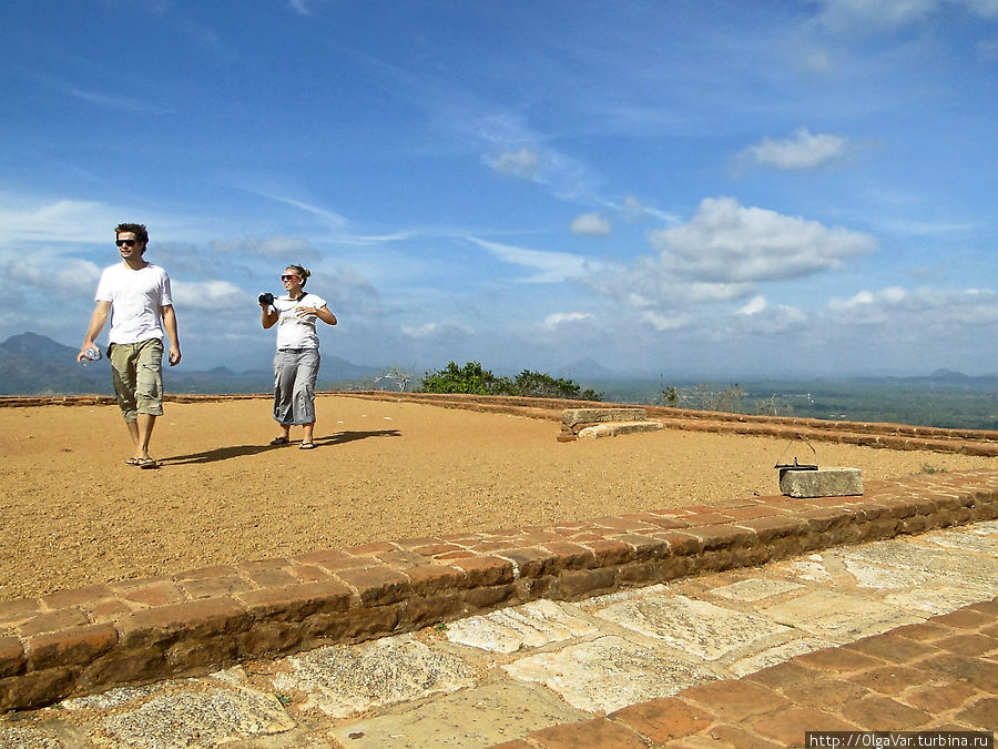 На верхней террасе размером 1,7 гектаров когда-то находился королевский дворец. Сейчас здесь гуляет ветер и немногочисленные туристы Сигирия, Шри-Ланка