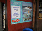 Реклама аквариума, который находится в баре