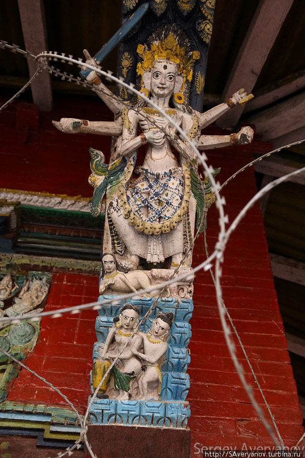 Сексуальные орнаменты в оформлении храма Гаруды Катманду, Непал