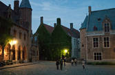 В XIV в. Брюгге был центром торговли в Северной Европе. Считается, что именно здесь в 1406 году была основана первая биржа.