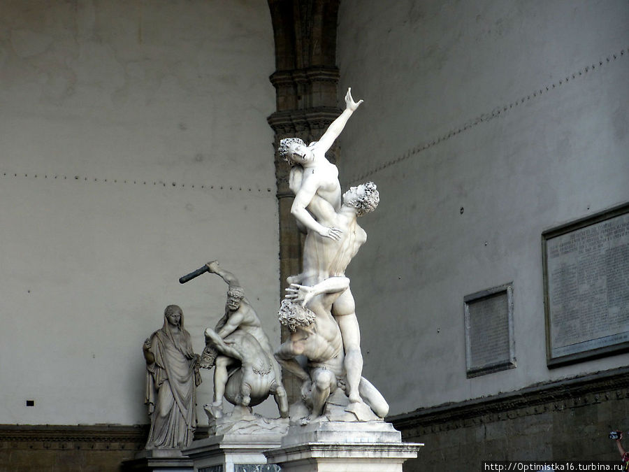 На площади Синьории у Палаццо Веккьо и внутри него Флоренция, Италия На площади Синьории у Палаццо Веккьо и внутри него Флоренция, Италия