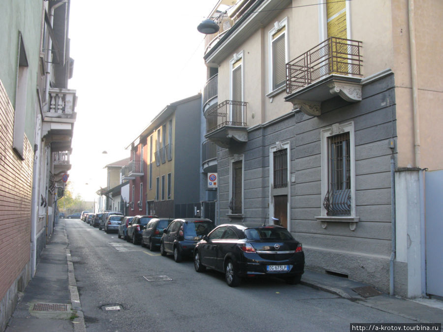 вдоль всех улиц — машины Милан, Италия