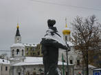Крупская на этом памятнике юна и изящна и радостно глядит на церковь, что вряд ли понравилось бы реальной Надежде Константиновне