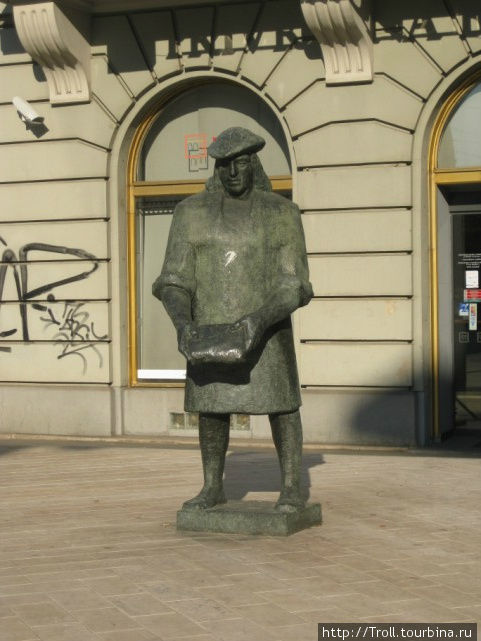 Сурьезный гражданин, видимо, с книгой в руках Загреб, Хорватия