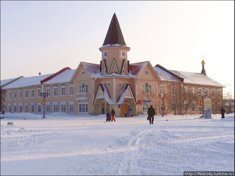 Почта — одно из самых красивых зданий в Нарьян-Маре. Нарьян-Мар, Россия