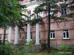 Дом середины XIX века на улице Советской. Главным его украшением являются четыре белых колонны, на которые опирается удлиненный балкон с литым ограждением и решетчатым металлическим полом.