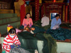 Женщины- рыбачки плетут в храме сети.