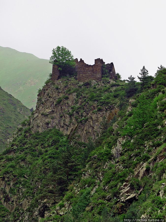 С дороги можно увидеть развалины крепостей Шатили, Грузия