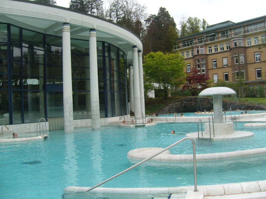 Два больших уличных бассейна с тёплой минералкой Баден-Баден, Германия