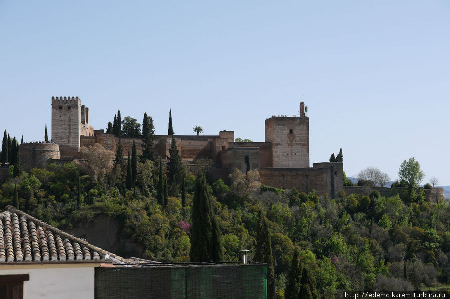 Крепость на фоне заснеженных гор Гранда, Испания
