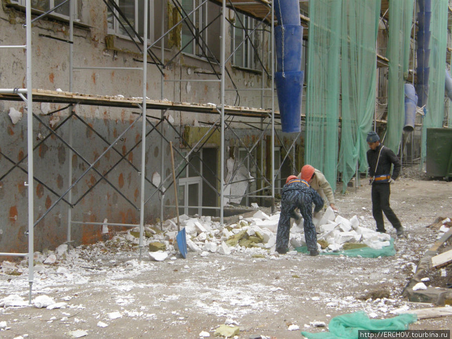 Ремонтируют рабочие здание на ул. Хавская. Москва, Россия