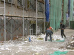 Ремонтируют рабочие здание на ул. Хавская.