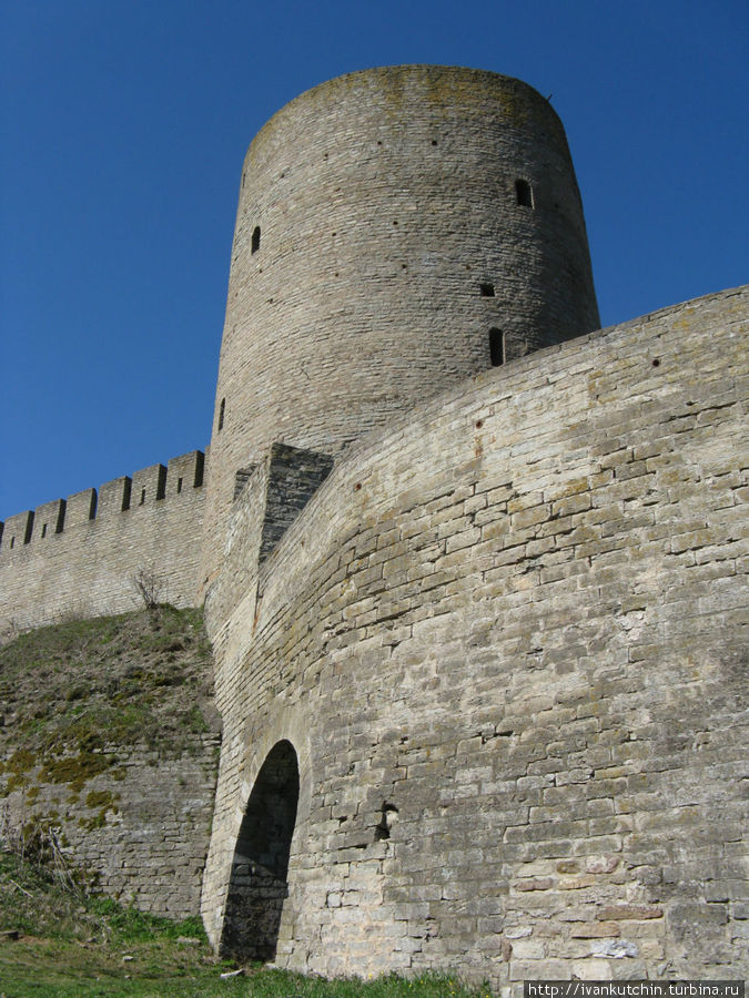 Крепость встречает туристов величественными башнями и стенами Ивангород, Россия