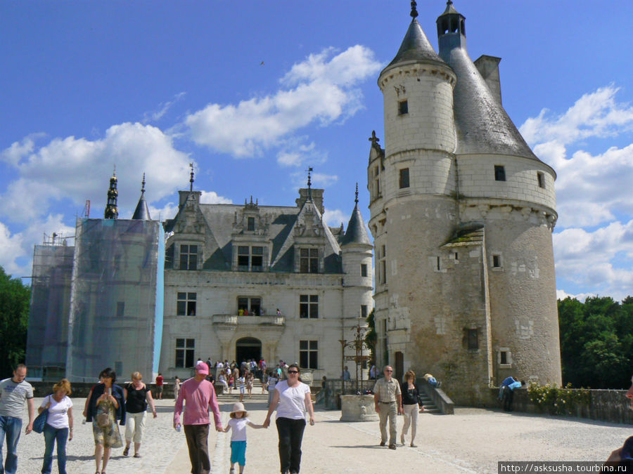 Замок был построен в XVI веке на месте снесенного укрепленного замка и укрепленной мельницы семейства Марк. Сохранен был только донжон. Шенонсо, Франция