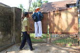 Рикша нам показал, где при храме живёт слон