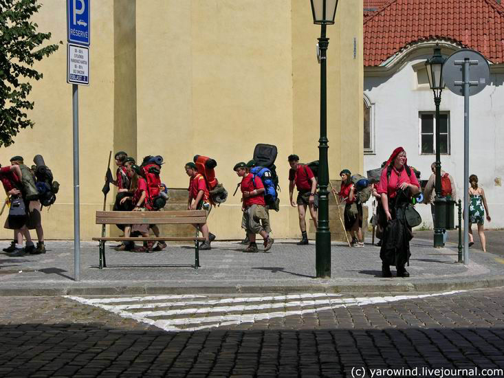 Рядом с храмом была встреча группа усталых скаутов с громадными рюкзаками. Прага, Чехия