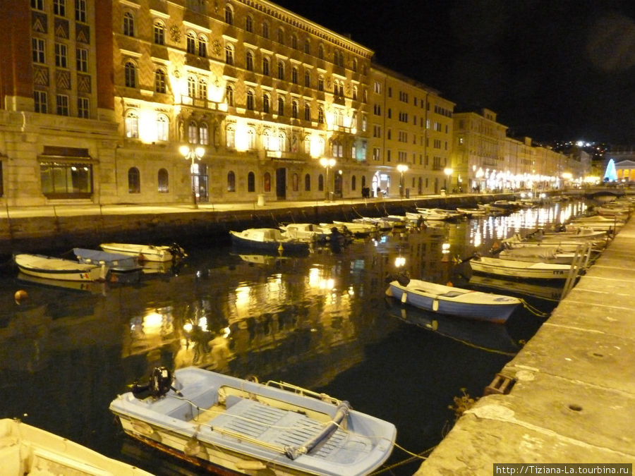 ночная панорама Центрального городского канала Италия