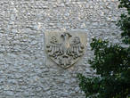 Герб с белым орлом когда-то принадлежал династии Пястов, а позднее был принят как официальный герб Польши. Изготовлен он был по рисунку Яна Матейки.