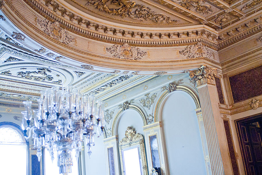 Хотя внутри фотографировать почему-то запрещено, очень хотелось запечатлеть богатство, поэтому фотографии получились совсем кривыми. Хотя внутри фотографировать почему-то запрещено, очень хотелось запечатлеть богатство, поэтому фотографии получились совсем кривыми.