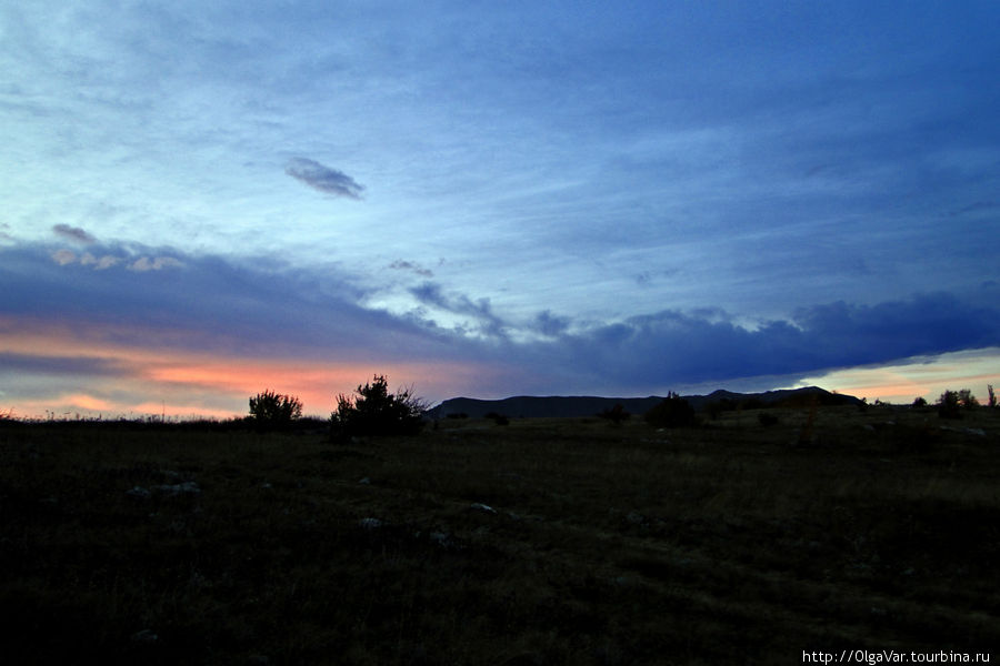 На фоне закатного неба проступили четкие очертания горы Ангар-Бурун, восточной вершины верхнего плато Чатыр-Дага Алушта, Россия