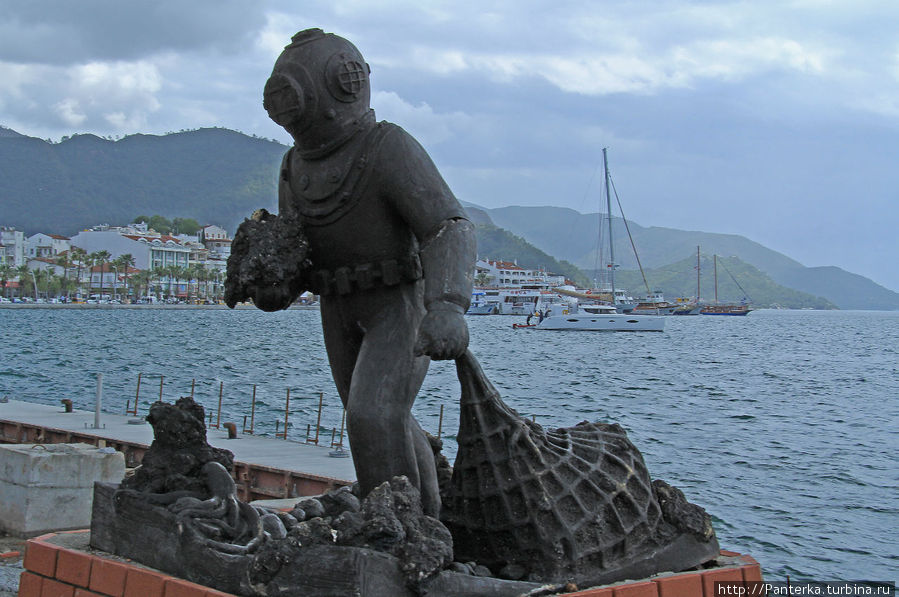 На набережной водолаз тащит на сушу сокровища затонувших кораблей... Мармарис, Турция