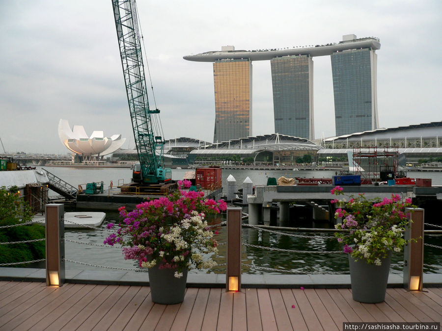 Марина Бэй и днем, и ночью Сингапур (город-государство)