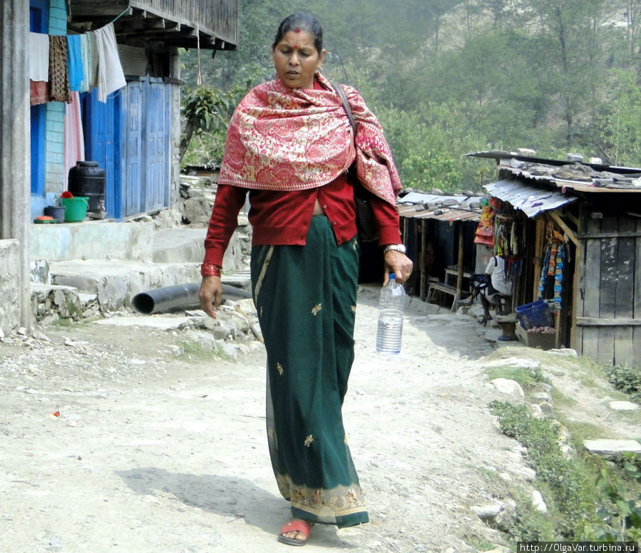 А можно и так: укрыть платком плечи от палящего солнца Зона Гандаки, Непал