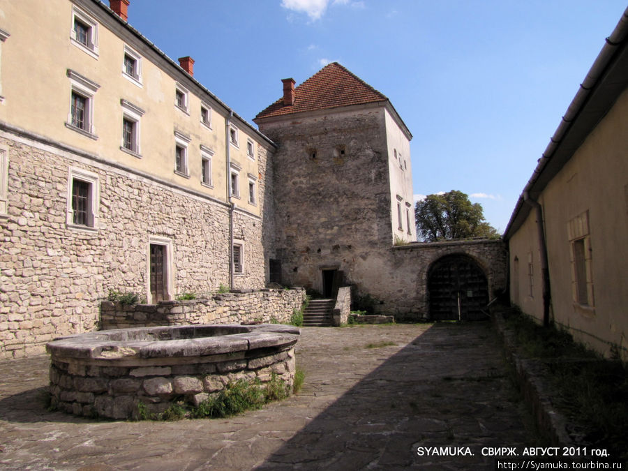Хозяйственная часть дворца. Башня, колодец и отдельные ворота. Свирж, Украина