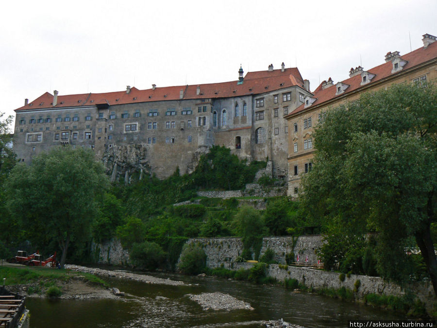 Замок возвышается над Влтавой Чешский Крумлов, Чехия